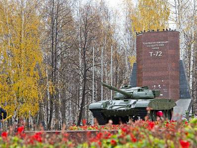 Памятник танкостроителям, создателям танка Т-72